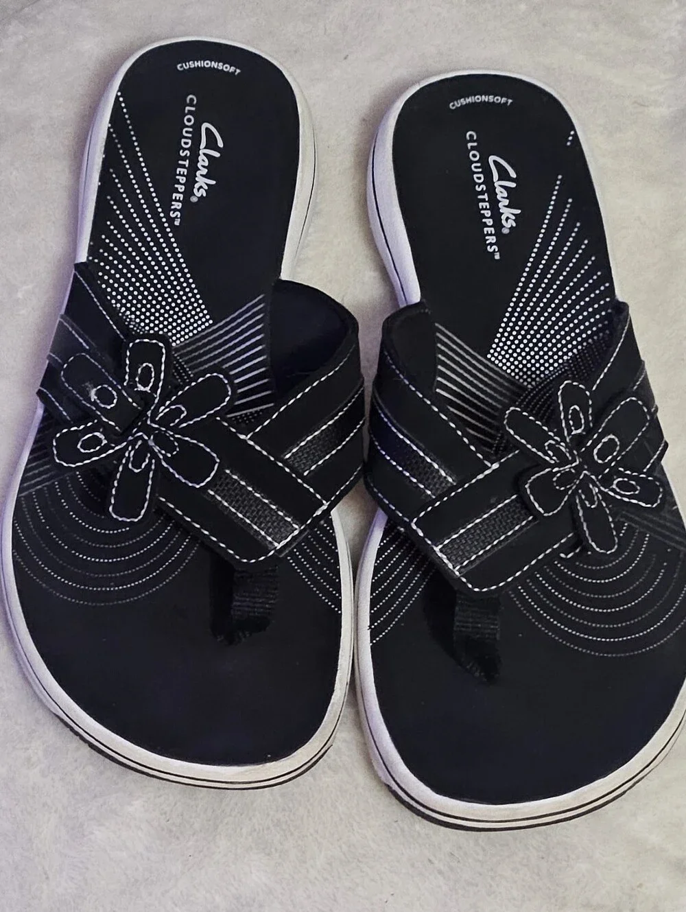 Clarks Black Floral Strap Cloudsteppers Sandals w/ Flower Detail EUC Sz 10